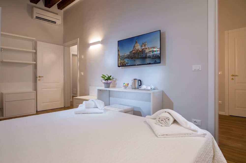 ROOM, DOUBLE OR TWIN BED, ANNEX