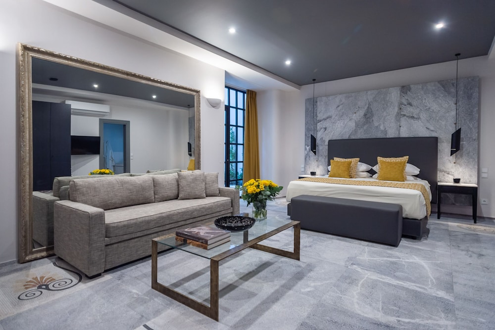 33 Solonos Suites 38/50