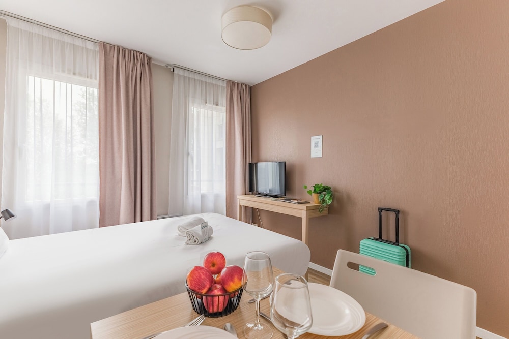 Studio, Double Bed, Sofa, Appart City Classic Nantes Quais de Loire 7/10