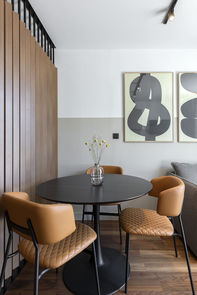The Athenians Art Apartments 31/50