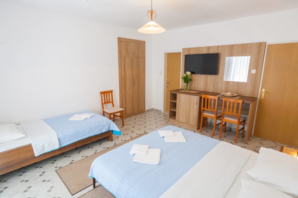 Villa Mitrovic 17/50