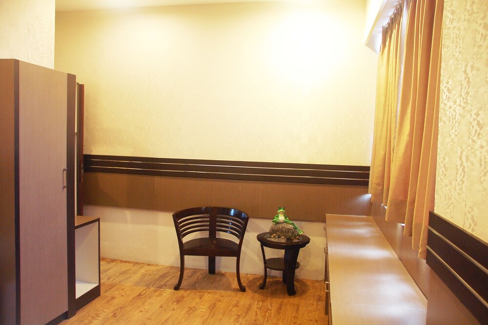 Gandhi Inn 41/45