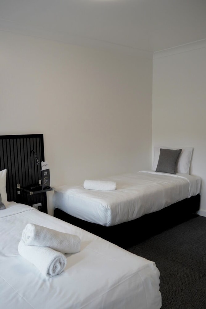Motel, Deluxe, 1 Queen and 1 Single Bed
