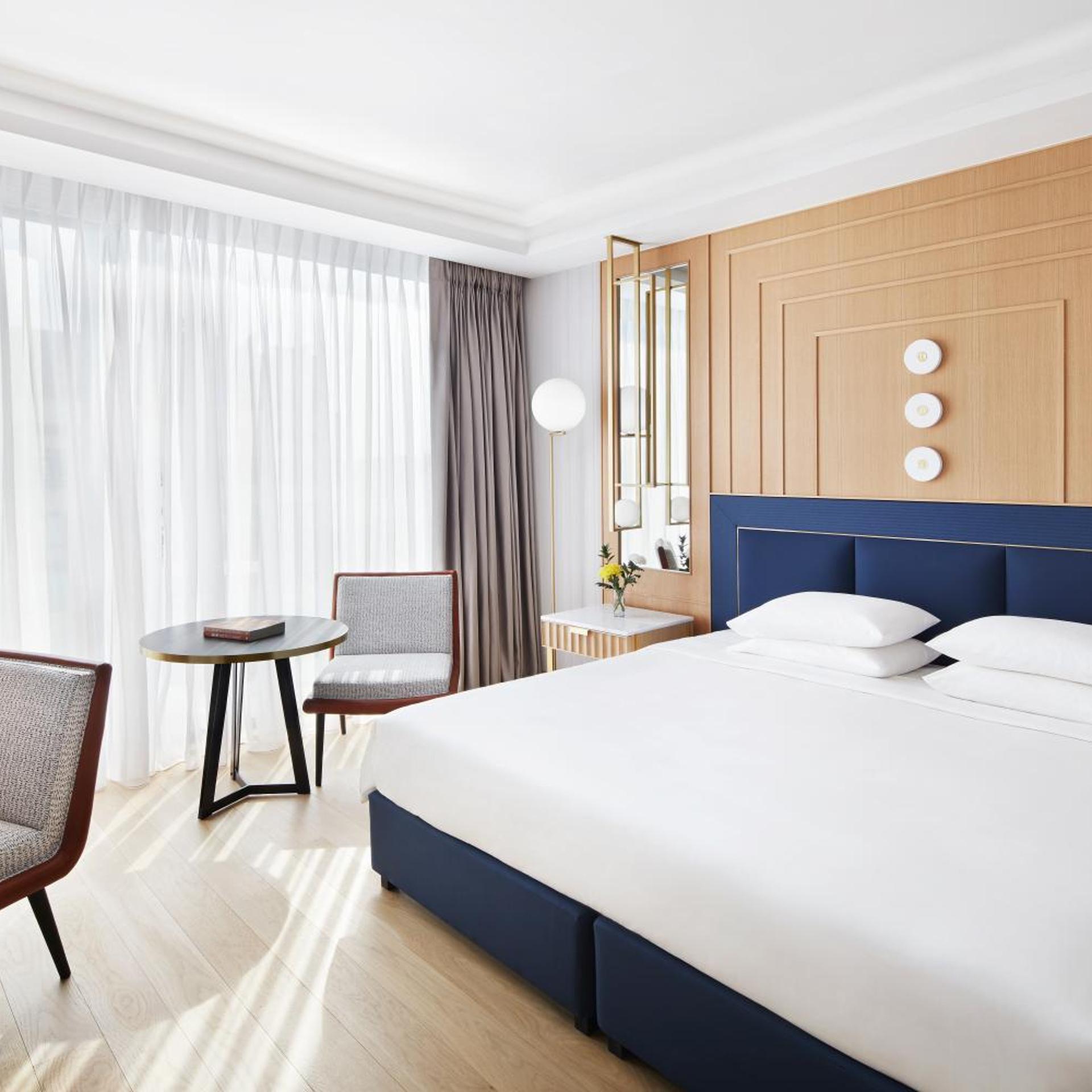 DELUXE, KING BED