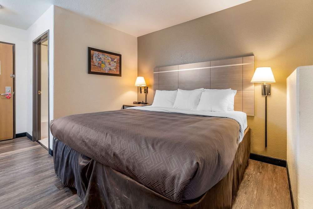 Econo Lodge Pueblo North 8/40
