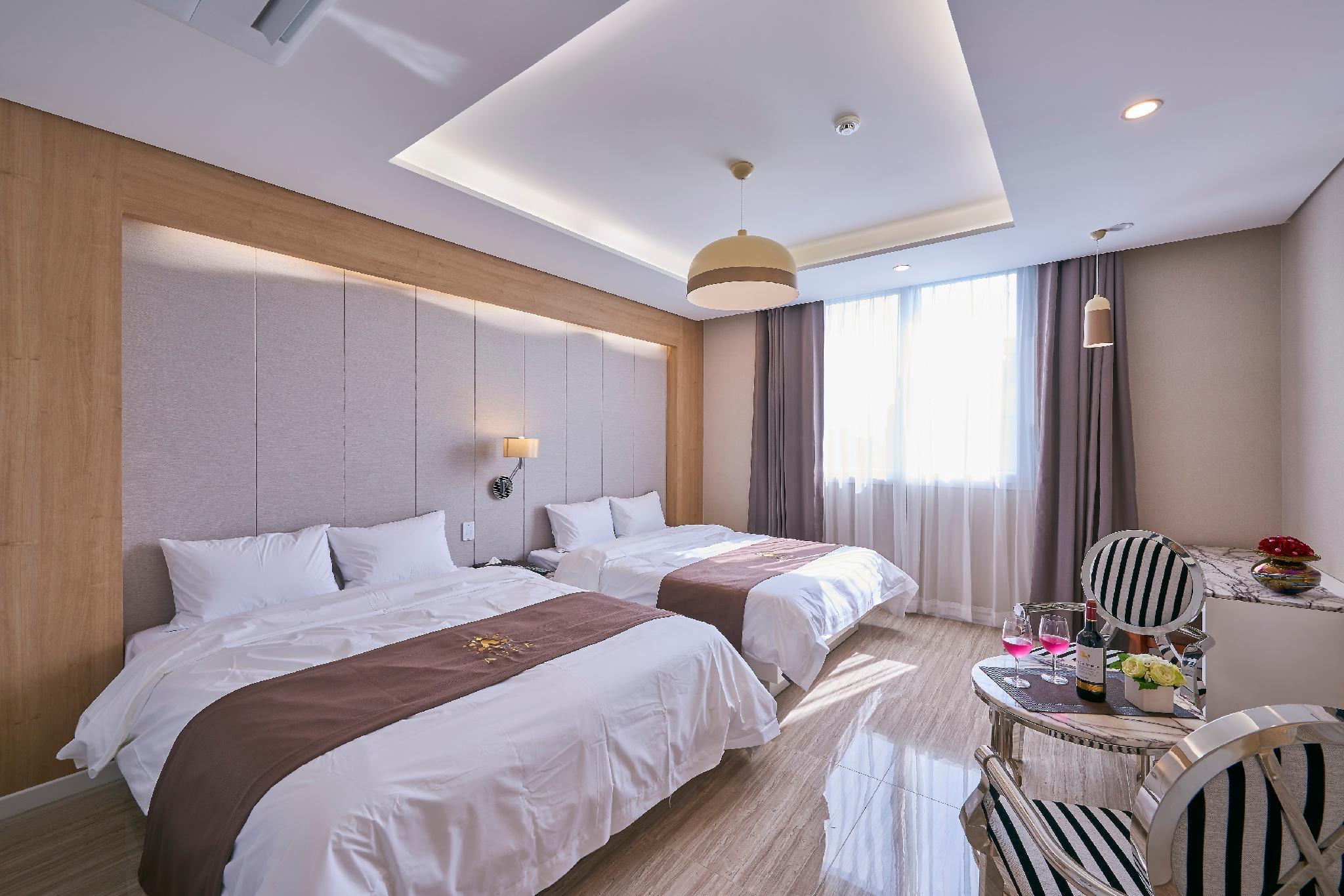 DELUXE, FAMILY, TWIN BEDS