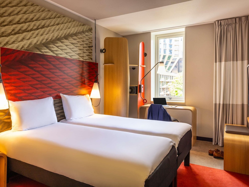 ROOM, TWIN BEDS