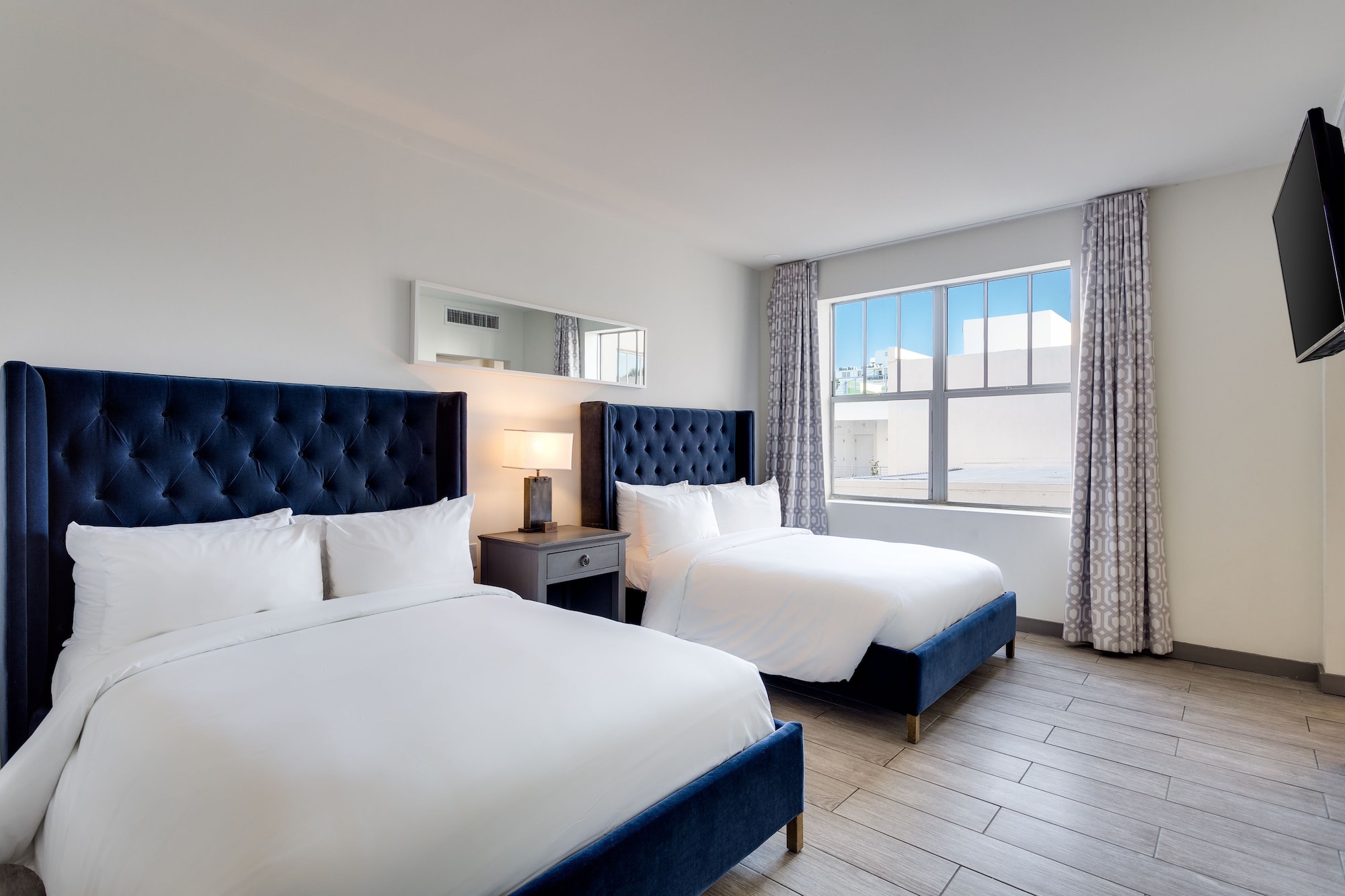 DELUXE, 2 DOUBLE BEDS
