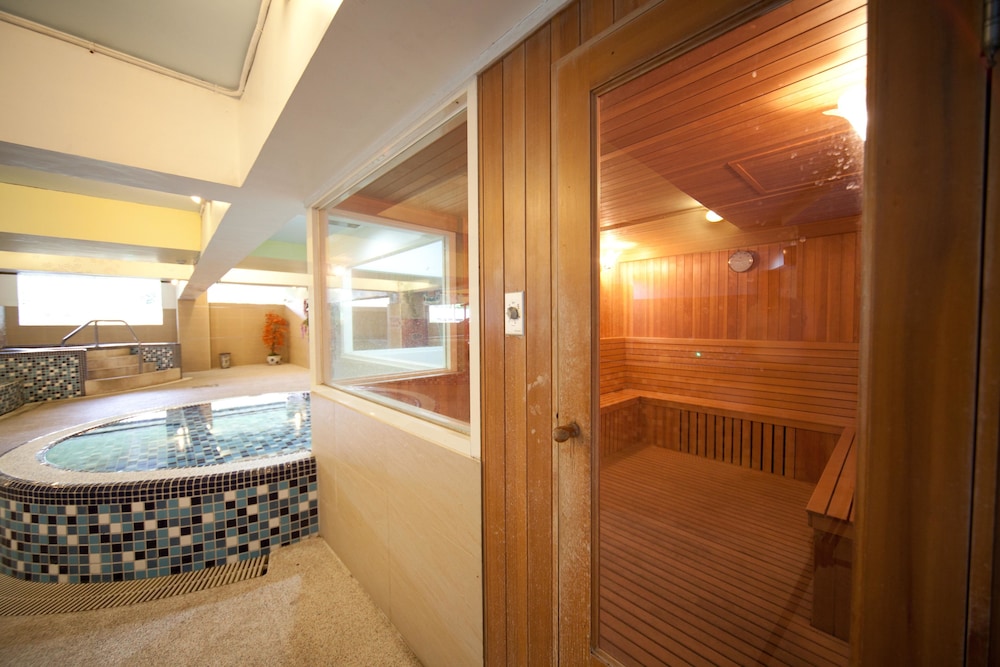 Champagne Hotel 23/36