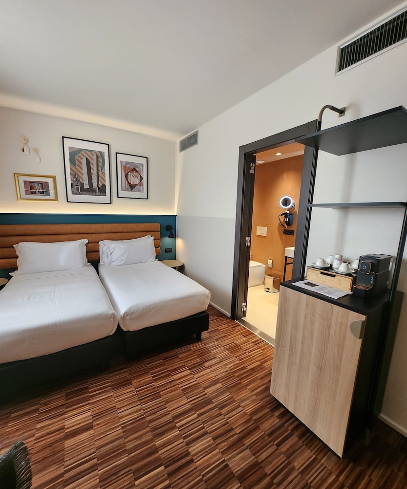 COMFORT, TWIN BEDS