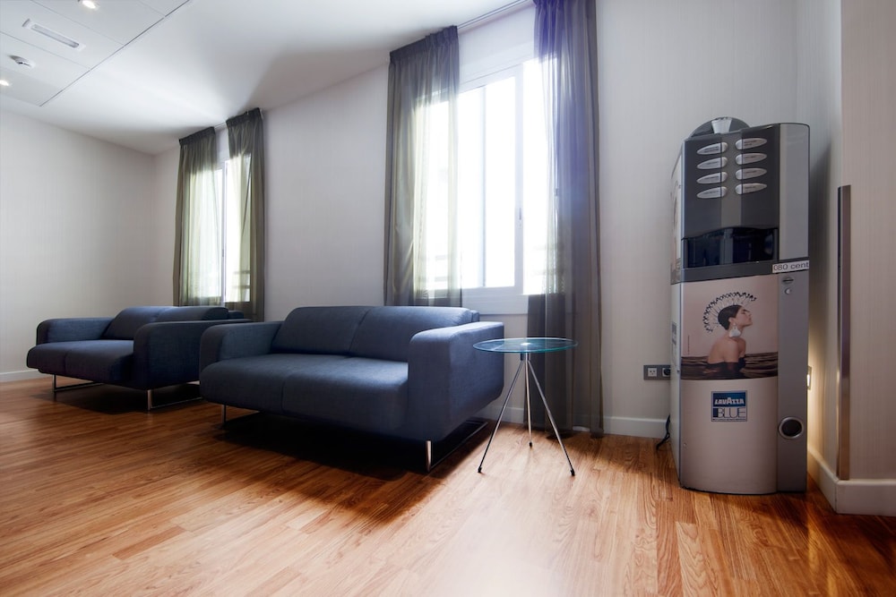 Hostal Bcn Ramblas 9/15