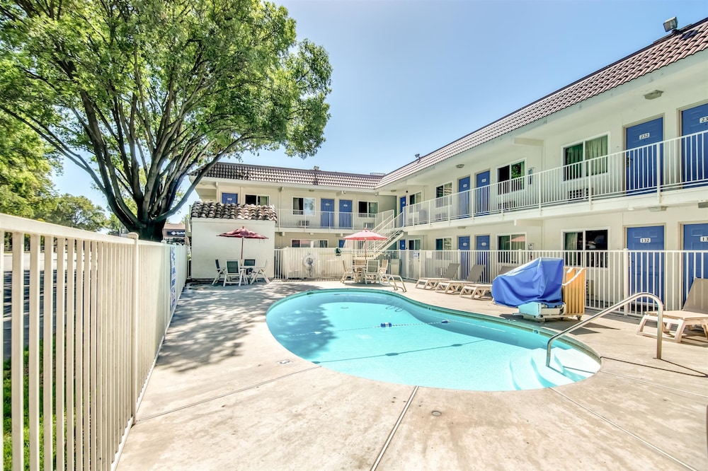 Motel6 Stockton, CA - North 41/46