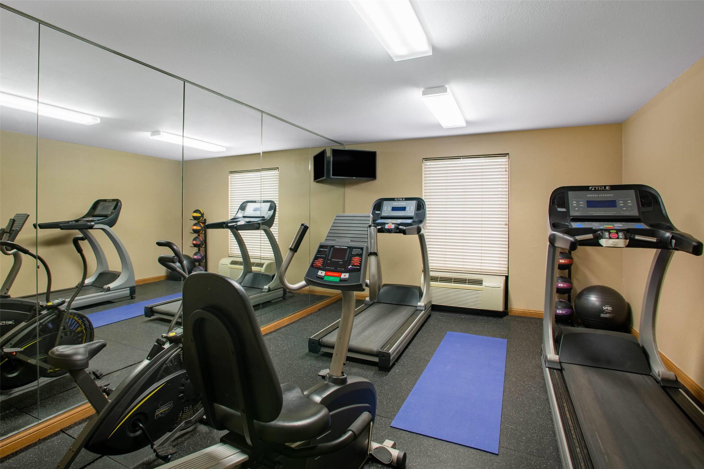 Days Inn & Suites by Wyndham Cuba 6/16