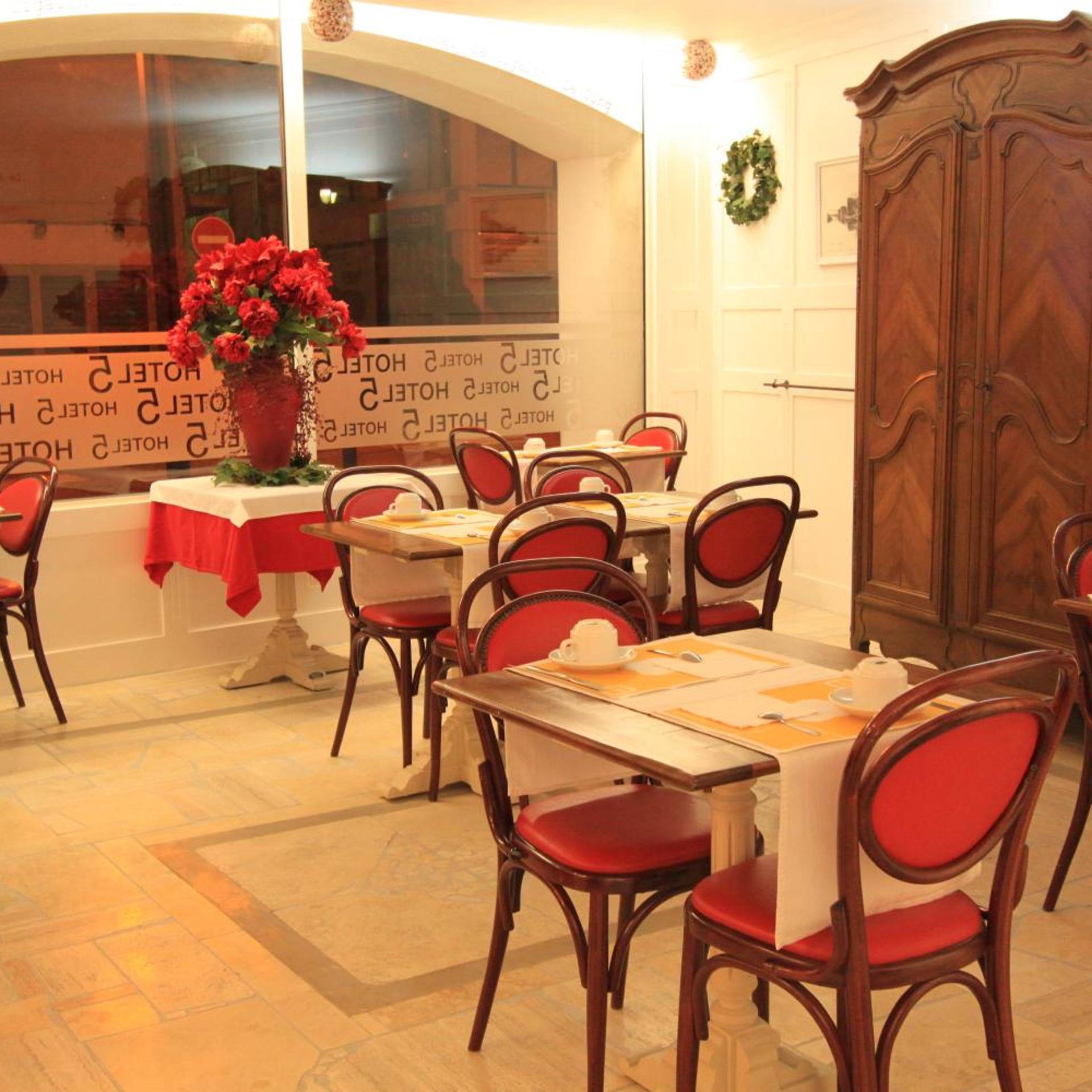 P'TIT DEJ-HOTEL MARTIGUES LE 5 32/57