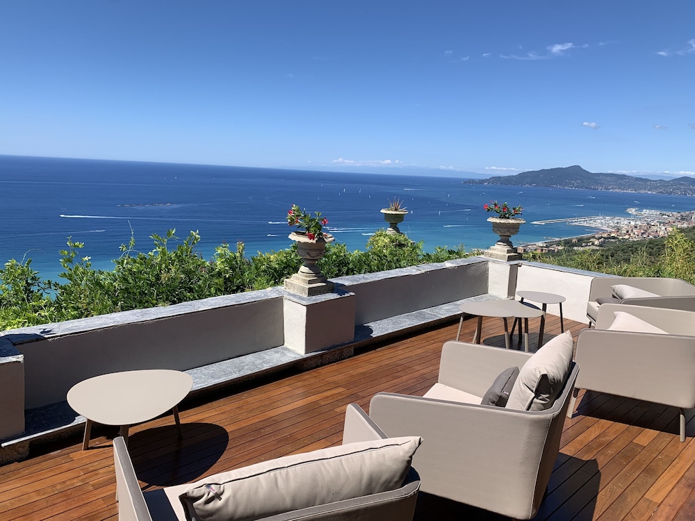 Villa Riviera Suites 28/50
