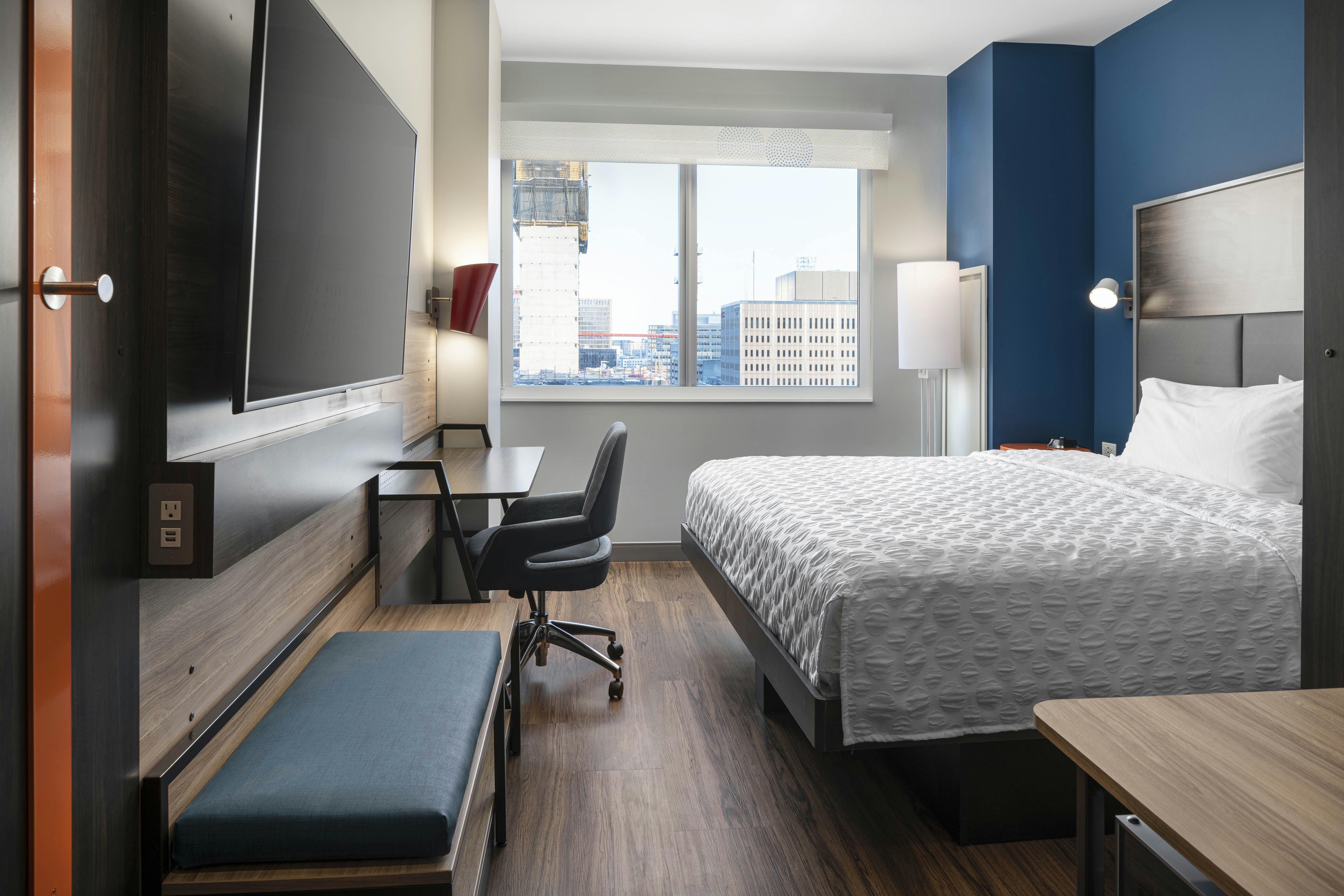 ROOM, KING BED