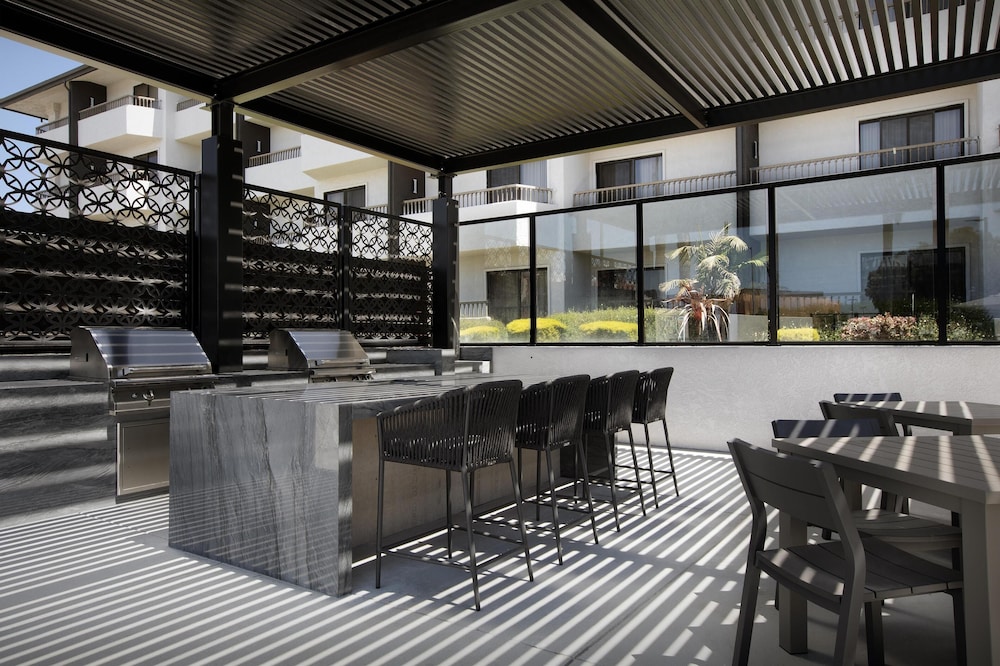 Holiday Inn Hotel And Suites 48/66