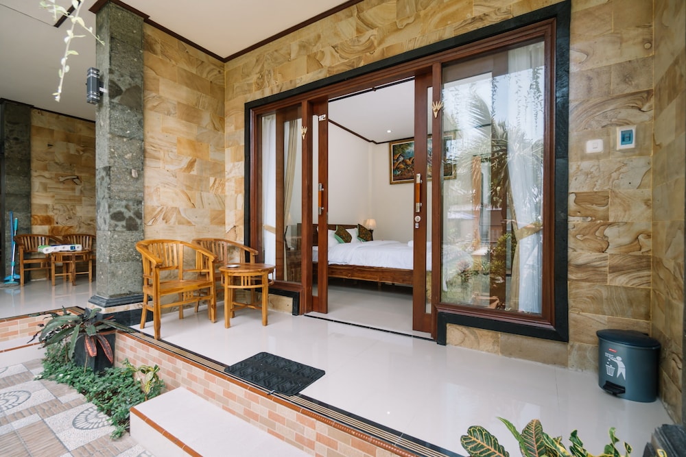 Sari Nusa Inn 4/16