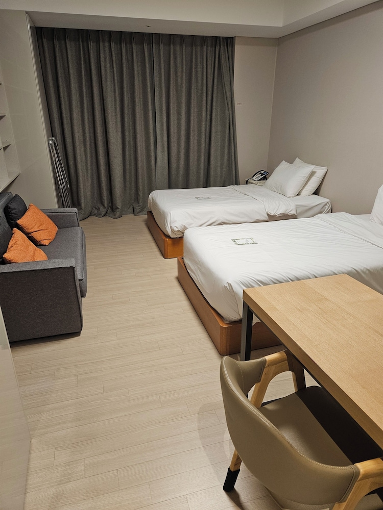RESIDENCE, TWIN BEDS