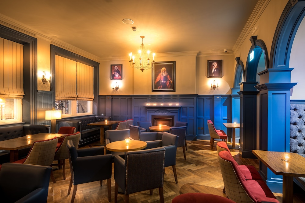 Bishop S Gate Hotel 37/43