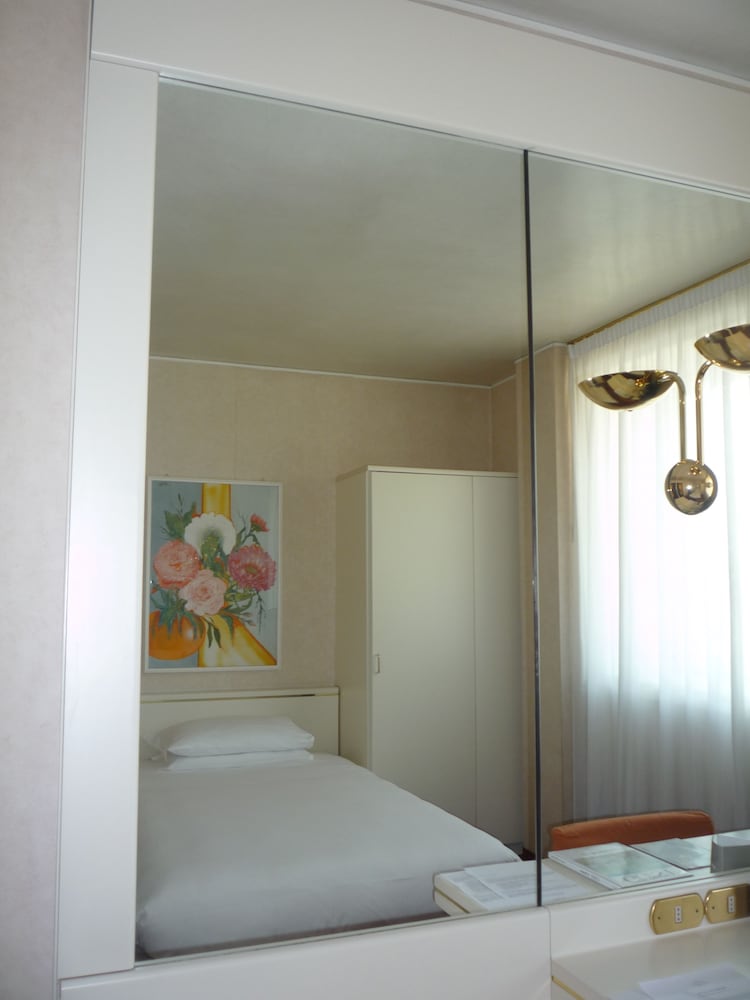 ROOM, SINGLE