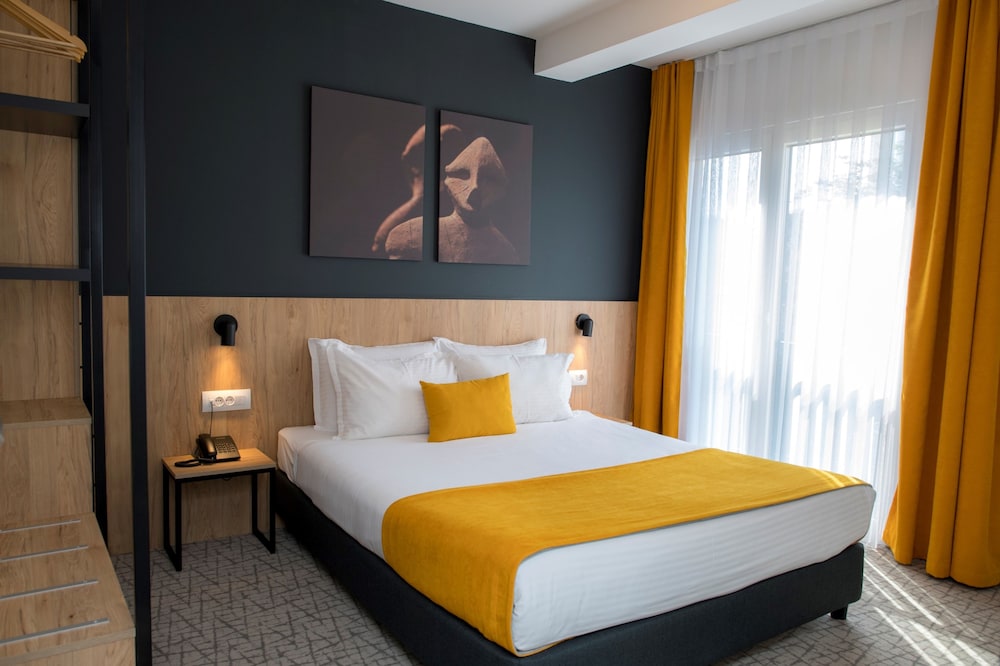 1 BEDROOM, EXECUTIVE, SUITE, CITY VIEW