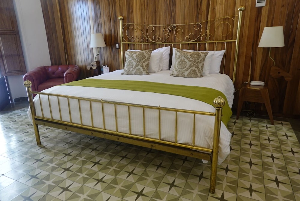 SUITE, KING BED