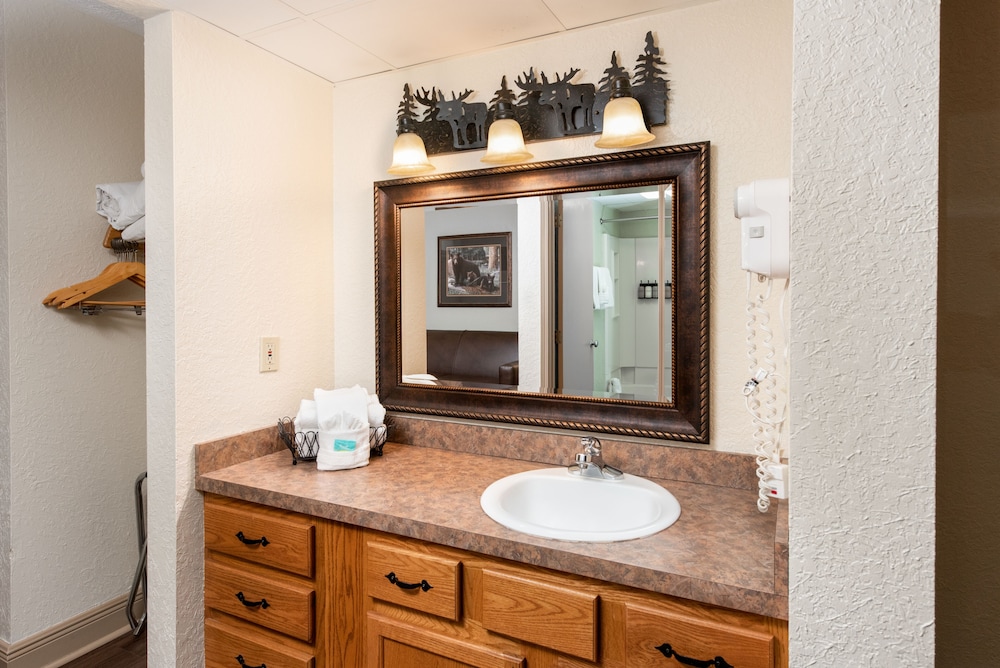 Creekstone Inn 35/36