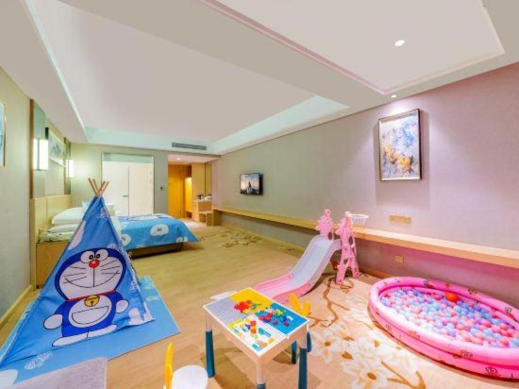 Vienna Hotel (Zhongshan Xiaolan High Speed Railway Station) 50/59