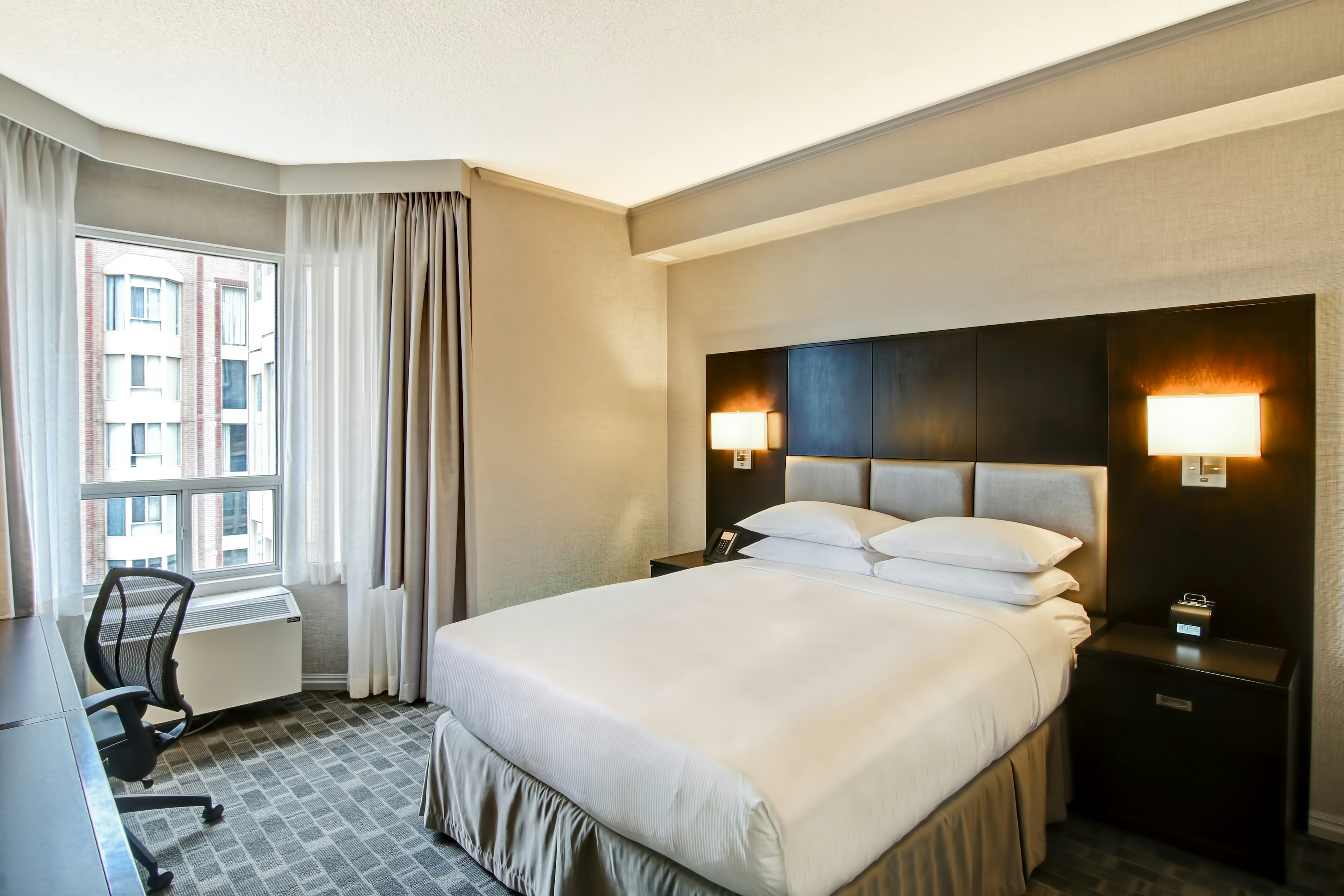 ROOM, QUEEN BED