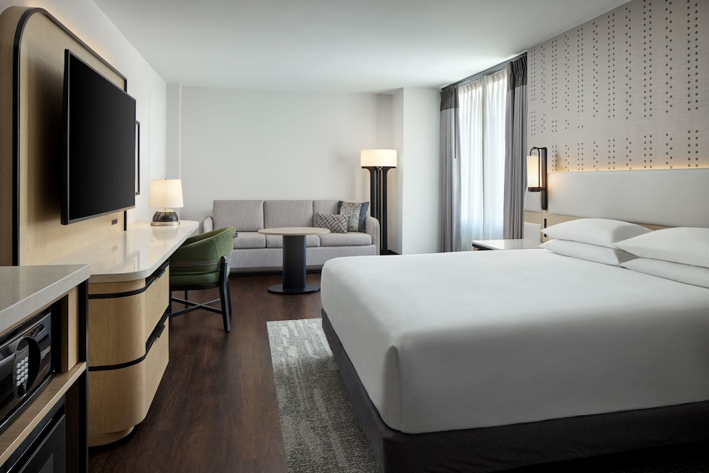 ROOM, KING BED, CORNER