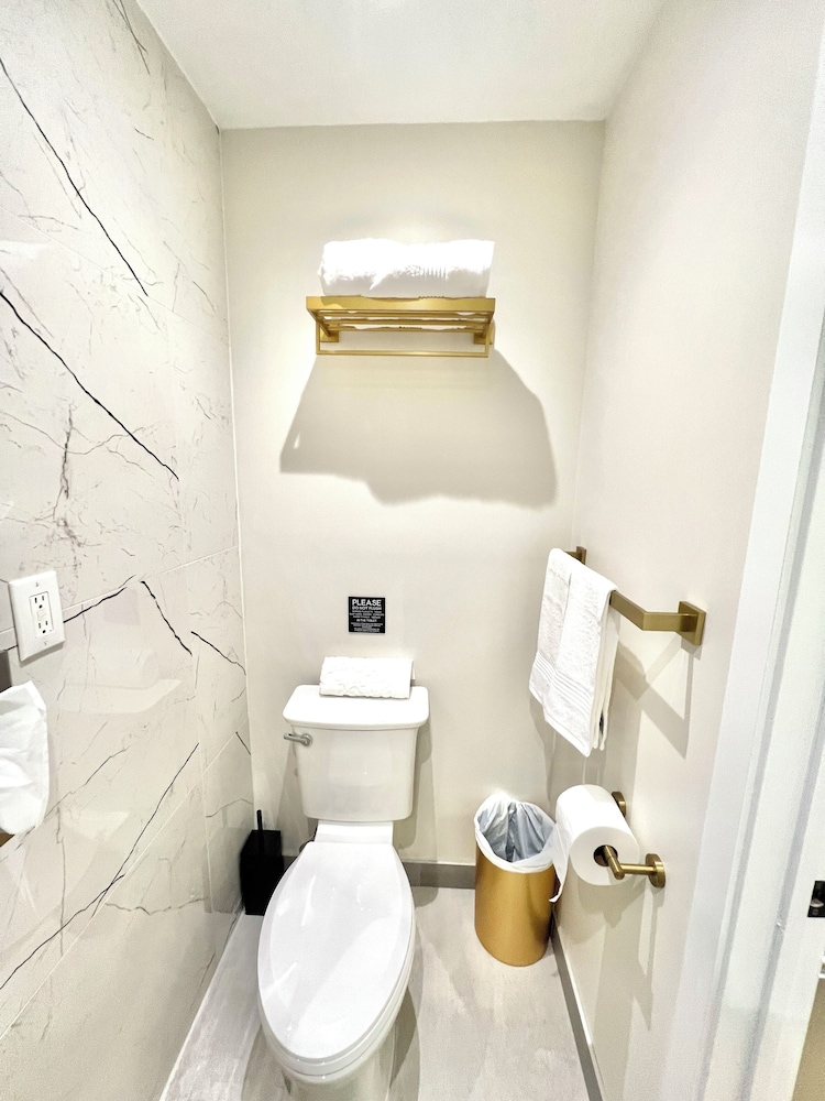 Toronto Rooms And Suites 40/49