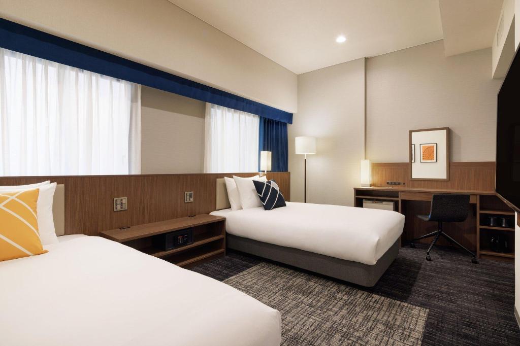 غرفة بسريرين منفصلين لذوي الإعاقة