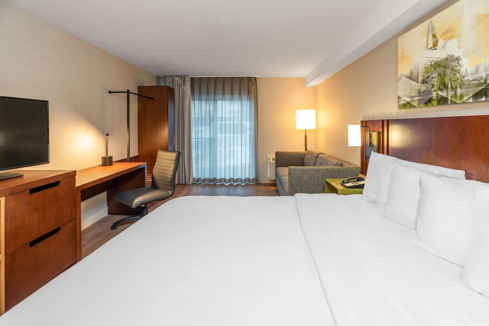 Room, King Bed, Sofa, Accessible, Comfort Inn South Shore 8/10