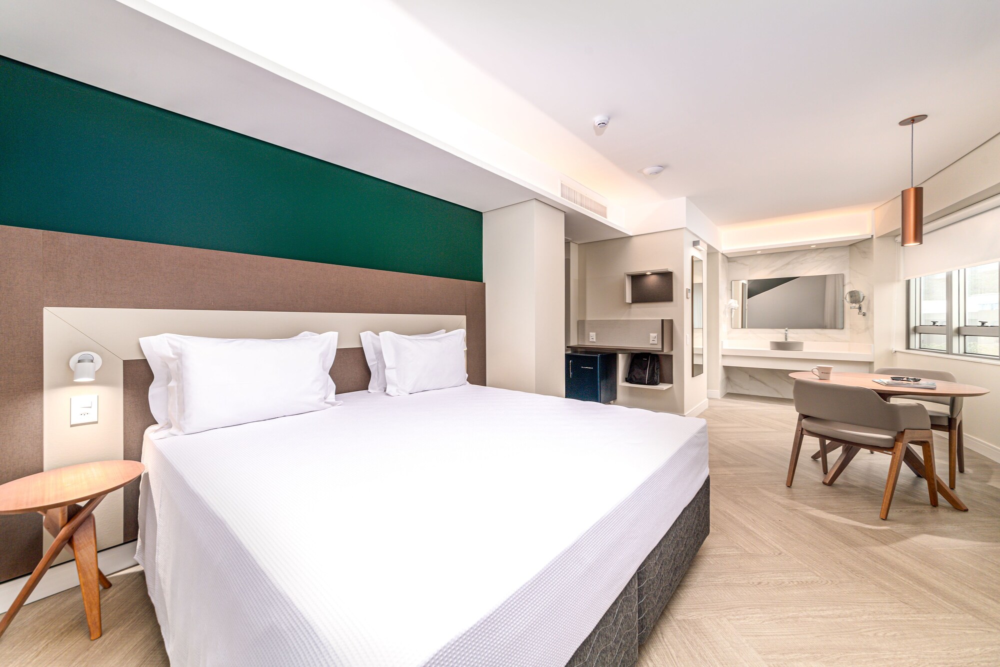 SUITE, QUEEN BED