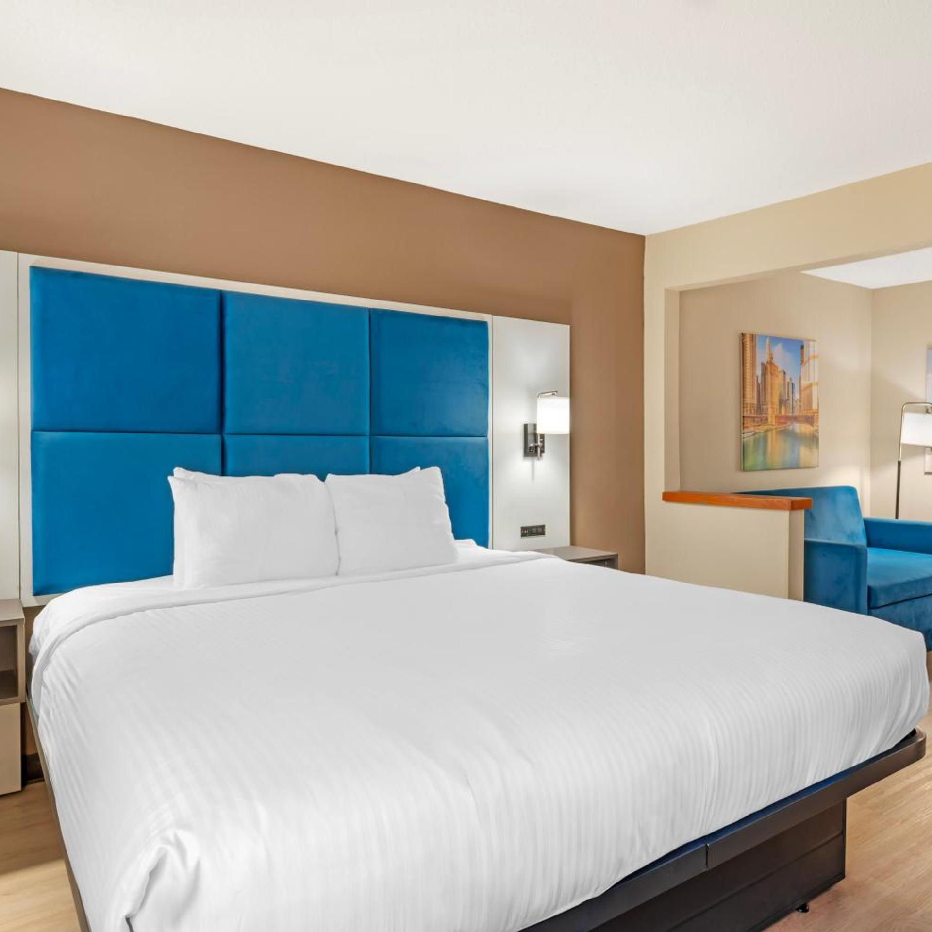 غرفة بسرير كينج مع أريكة بحوض استحمام لذوي الإعاقة، Best Western Forsyth - Decatur 3/7