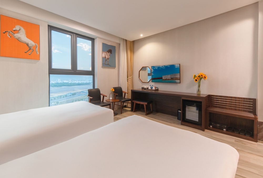 Deluxe Twin City View, Emerald Bay Hotel & Spa Nha Trang 7/10