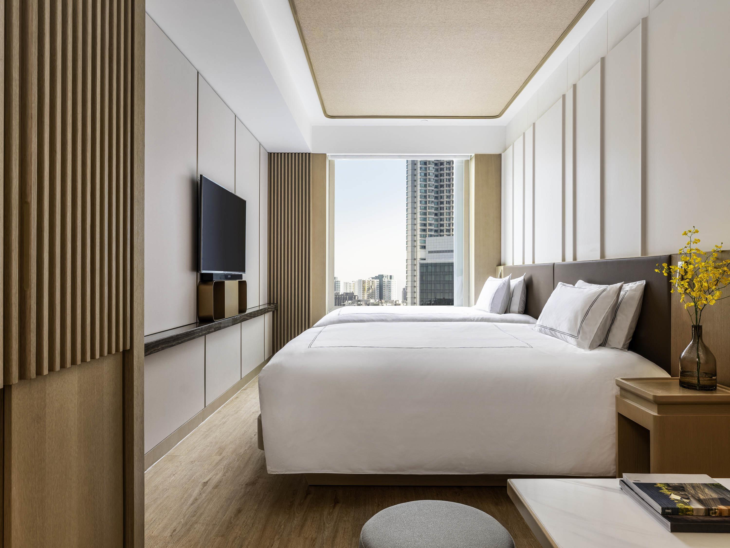DELUXE, FAMILY, 2 QUEEN BEDS
