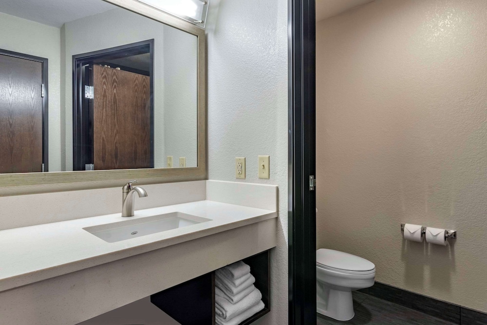 Comfort Inn & Suites Tualatin - Lake Oswego South 58/60