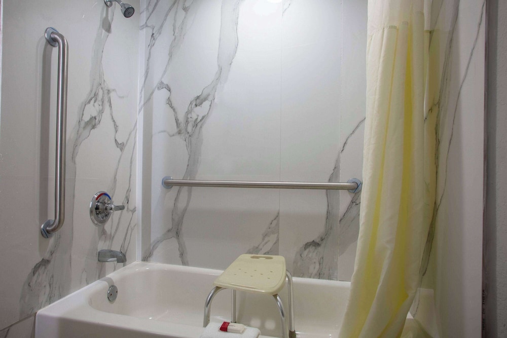 Days Inn By Wyndham Mobile I-65 24/25