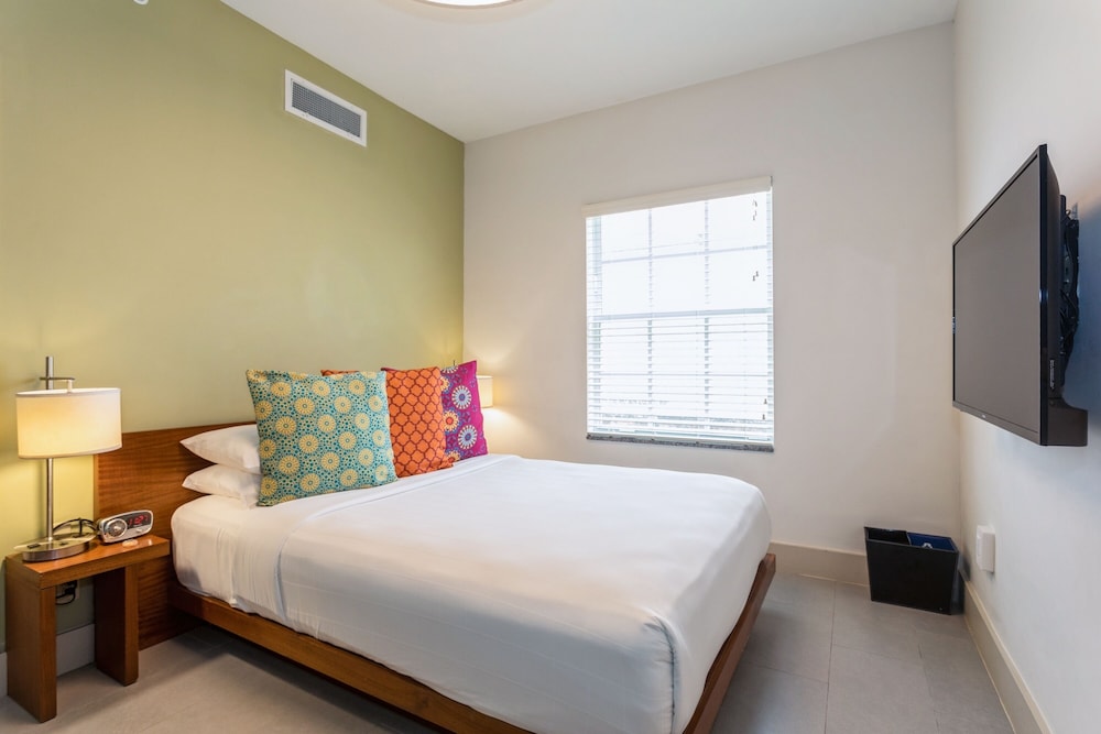 ROOM, QUEEN BED