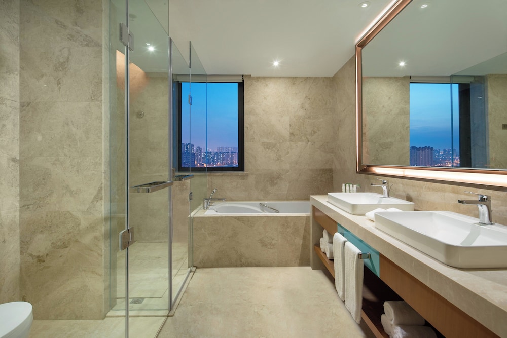 1 Bedroom, Suite, King Bed, Dining Area، Holiday Inn Tianjin Xiqing 2/3