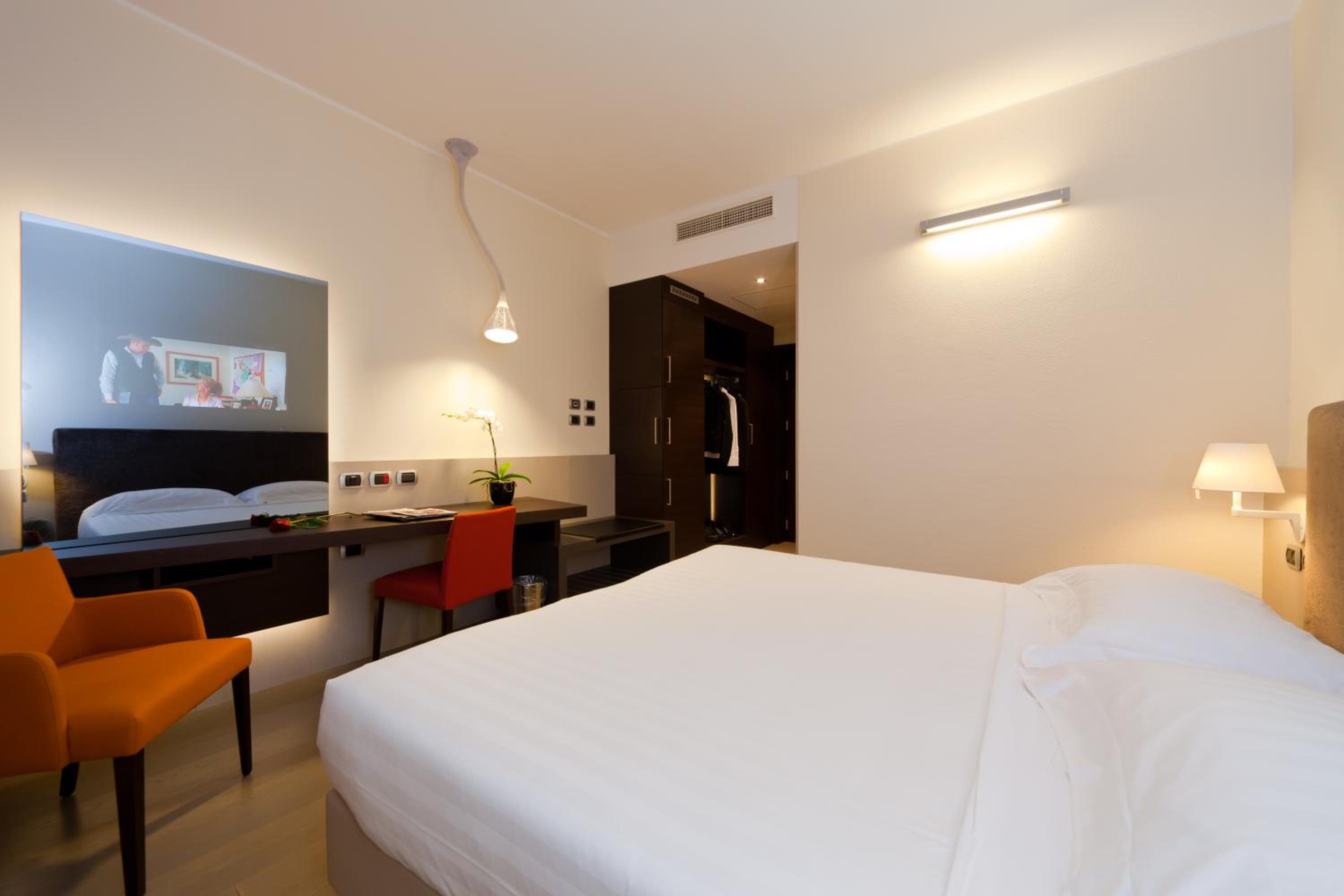 Room, Double or Twin Bed