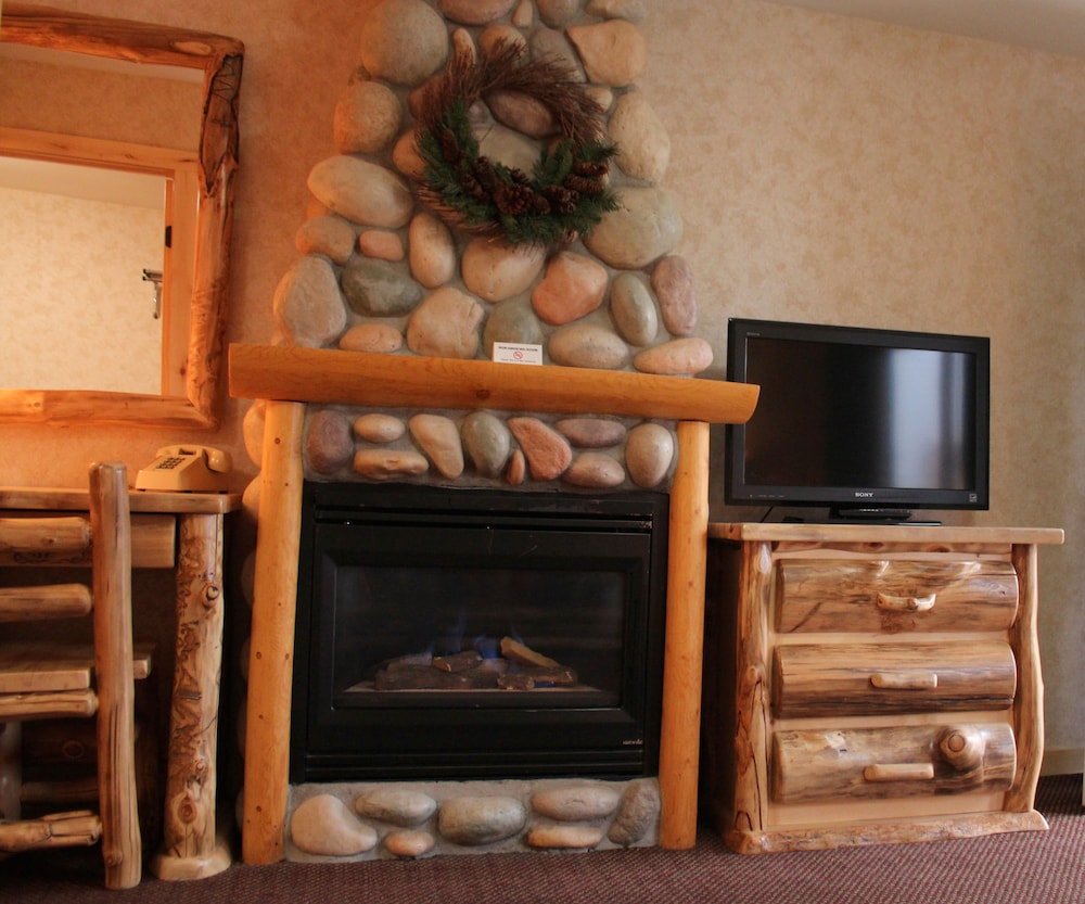 Spirit Lake Lodge and Snowmobile Rentals 27/63