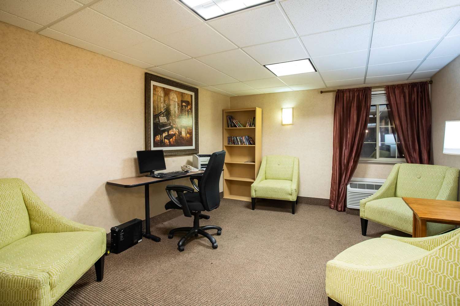Travelodge by Wyndham Colorado Springs Airport/Peterson AFB 40/44