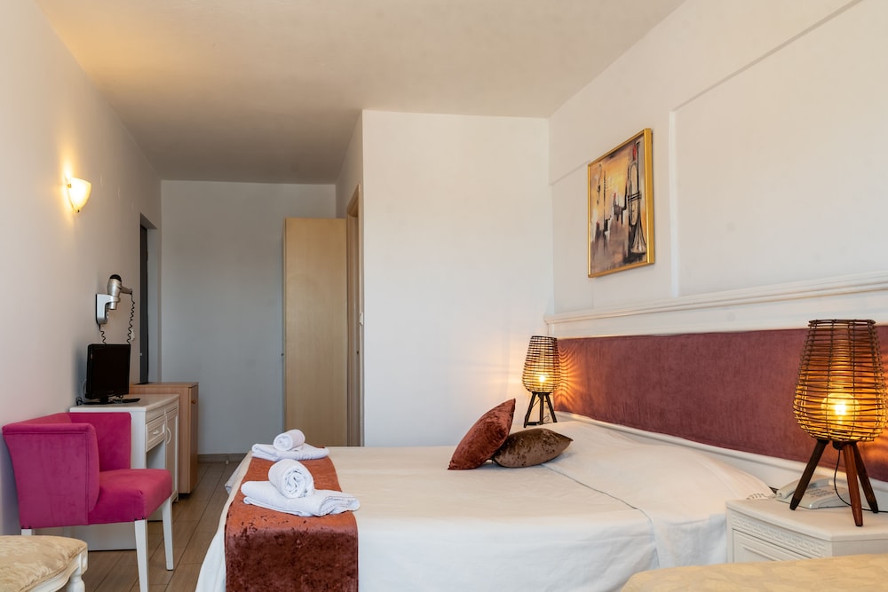 Nirikos Hotel 7/49