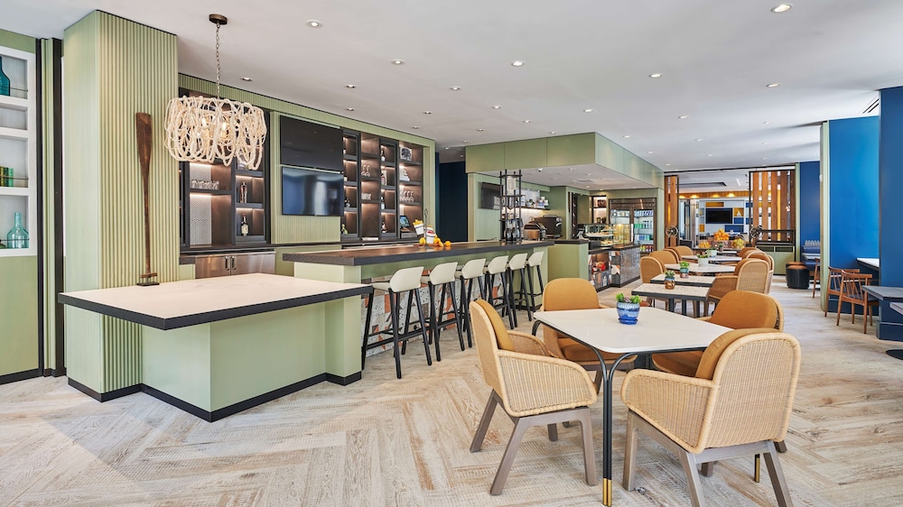 Hyatt Centric the Pike Long Beach 40/59