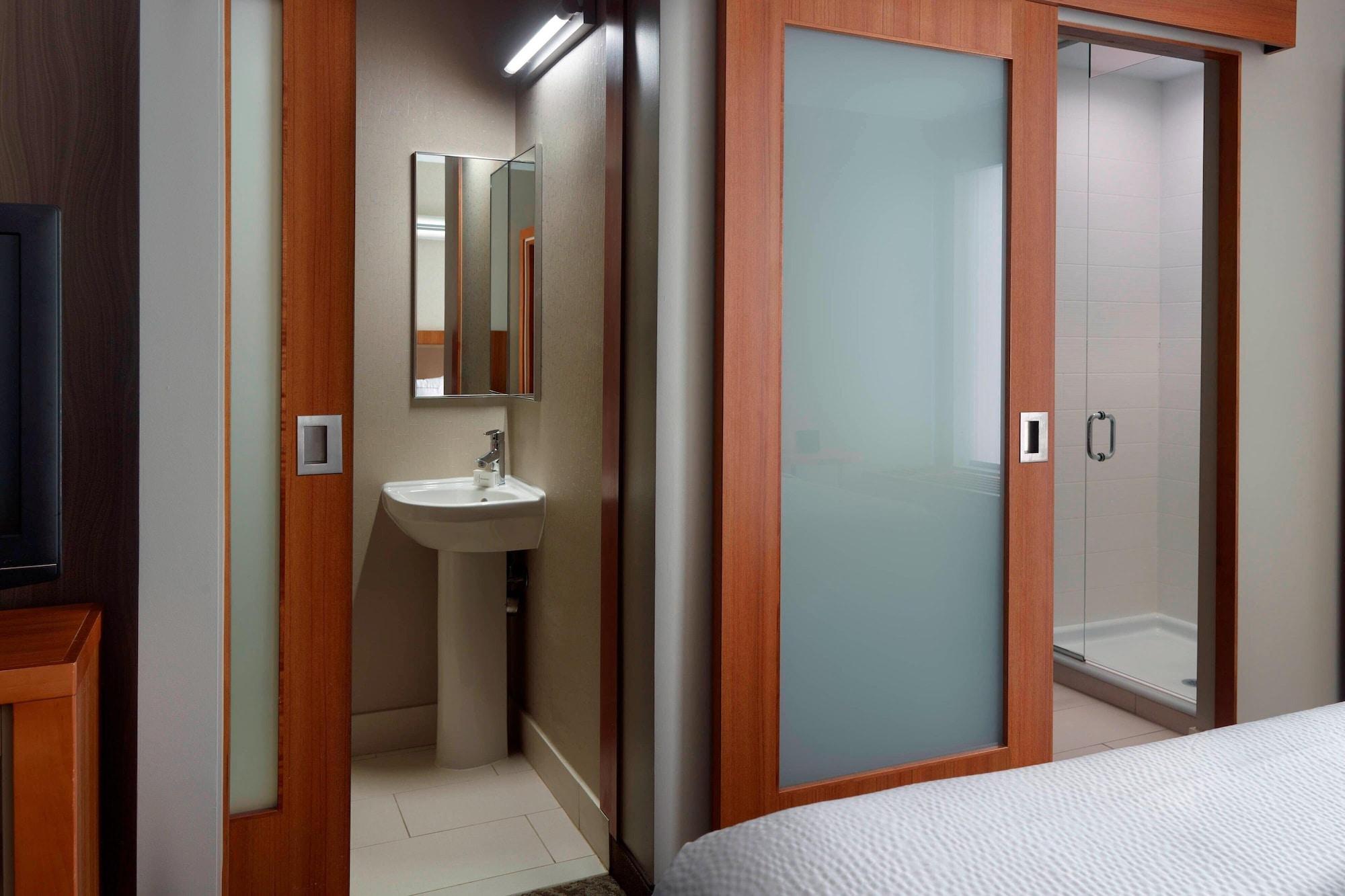 suite, multiple beds