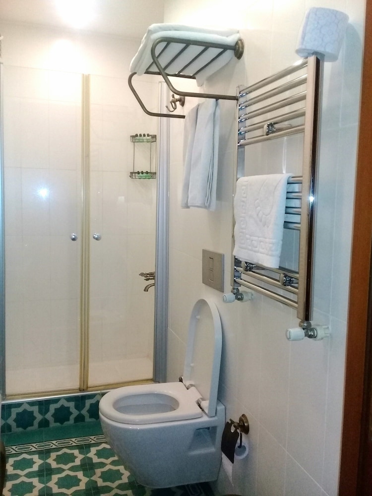 MERIAL HOTEL 42/43
