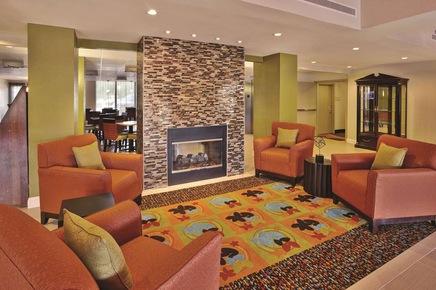 La Quinta Inn and Suites by Wyndham Elkview - Charleston NE 27/40